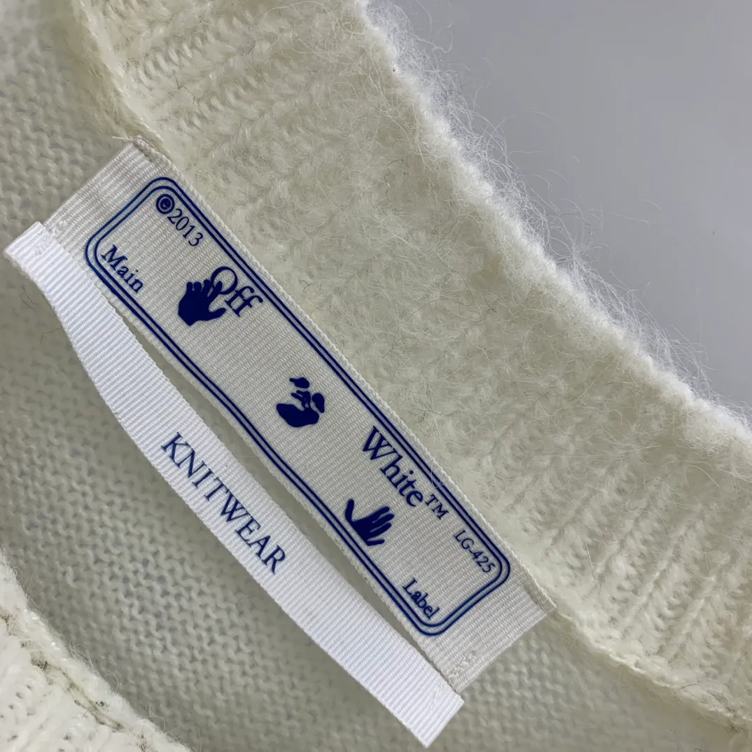 New top tested version OFFWHITE (OW) gradient mohair striped arrow sweater hoodie gradient rendering arrow couple sweater Mohair (English Mohair; Turkish: MUKHYAR) refers to the coat of Angora goats, also known as Angora goat hair. The name comes from Turkish, meaning "the best hair". It has good elasticity, pressure resistance and special luster. It is an excellent raw material for making plush fabrics and one of the most advanced animal textile fiber raw materials in the world market. Mohair has a shape similar to long wool. The fiber surface is smooth, strong luster, high strength, good elasticity, less curl, and easy to wash. Mohair can be used in jacquard blankets, long-haired coats and high-gloss wool fabrics. Mohair sweaters from ow are released every year🛒 The same style and ever-changing colors. There is really no girl who doesn’t love it. It is super suitable for wearing under a down jacket in winter without being bulky! If the lower body is missing, their favorite os version🙋🏻‍♀️ intuitively adds natural softness and fairy beauty effect, which is the best choice! The upper body is lightweight and does not weigh down the body while keeping warm. The sleeves and the gradient arrow parts on the back are repeatedly patterned until the gradient level is satisfied before large-scale products are released. The craftsmanship is extremely demanding. Each sweater is woolen at least ten times to give it a plush, thick feel and good fluffiness! ✅ Fabric composition: 50% mohair 32 spandex 18% wool, three-level anti-pilling Color: black and white gradient Sizes Mohair is lighter and softer, so be careful not to machine wash it, not machine washable! ! emphasize! !  ⚠️Hand wash with warm water and cold water P:440